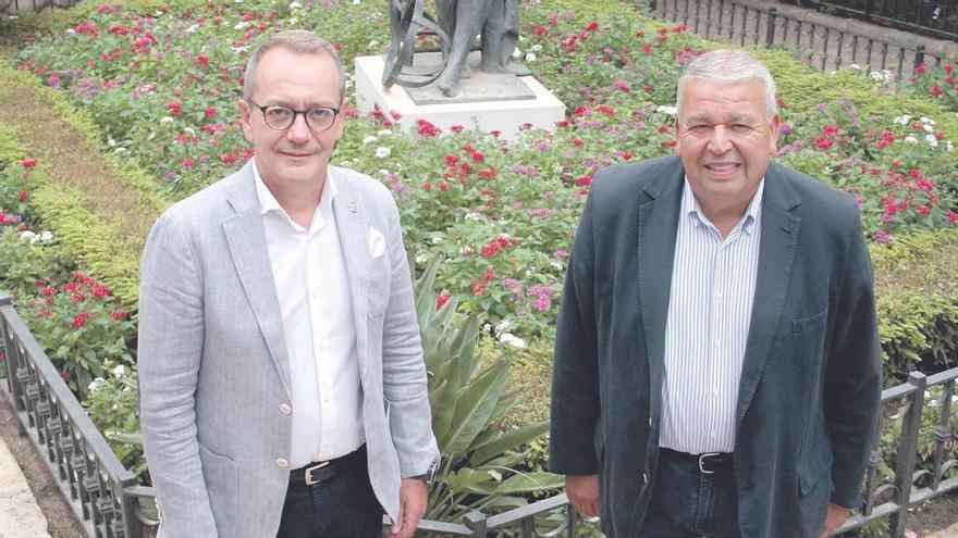 Pasos Blanco y Azul de Lorca: embajadores del bordado en sedas y oro