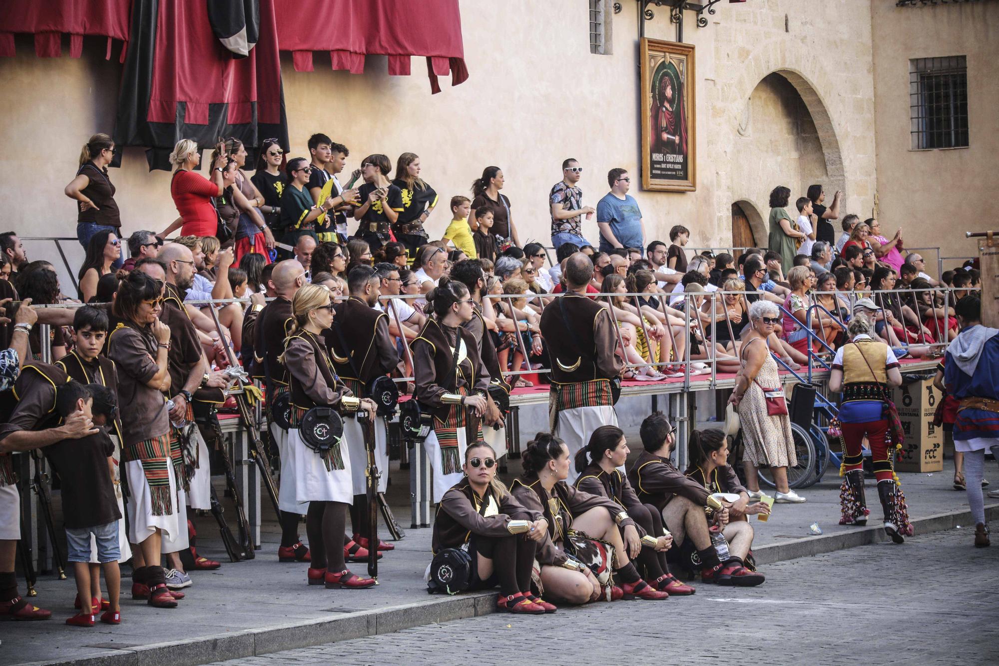 Cocentaina cierra con una masiva respuesta los Moros y Cristianos del reencuentro tras la pandemia