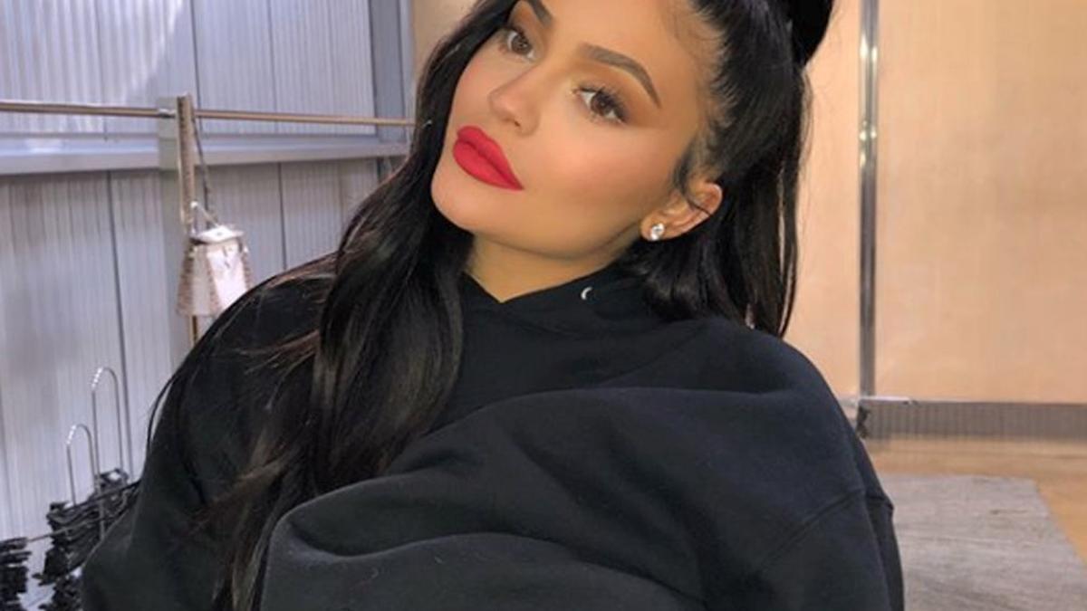Kylie Jenner con coleta