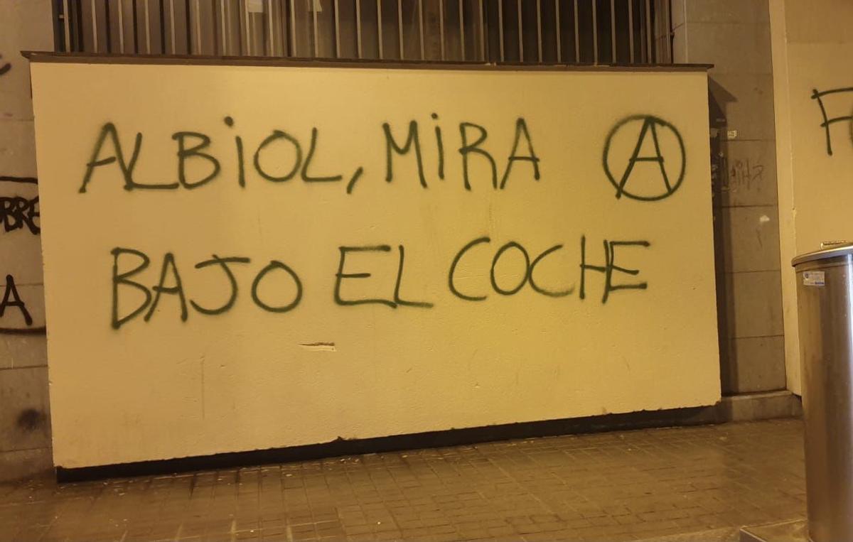 «Albiol, mira sota el cotxe»: la pintada al carrer denunciada per l’alcalde de Badalona