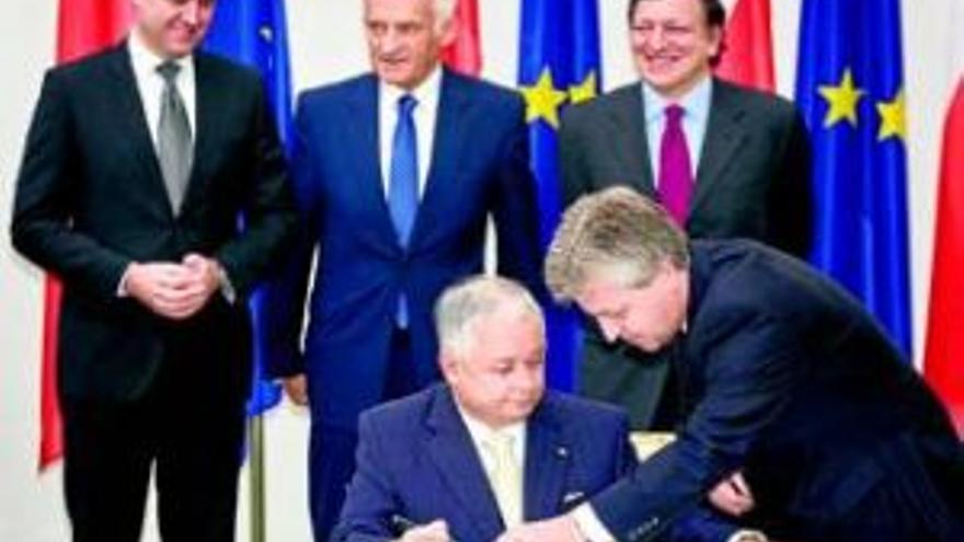 Polonia firma el Tratado de Lisboay deja aislada a Praga frente a la UE