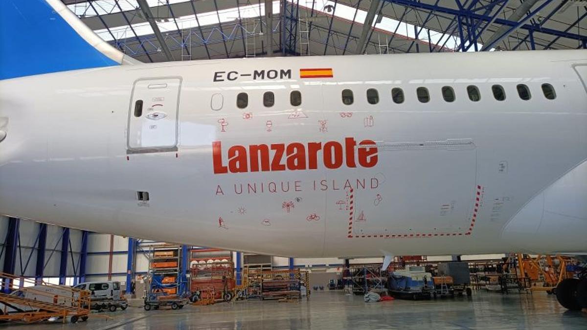 Un Boeing 787 de Air Europa surca el cielo luciendo el nombre de Lanzarote