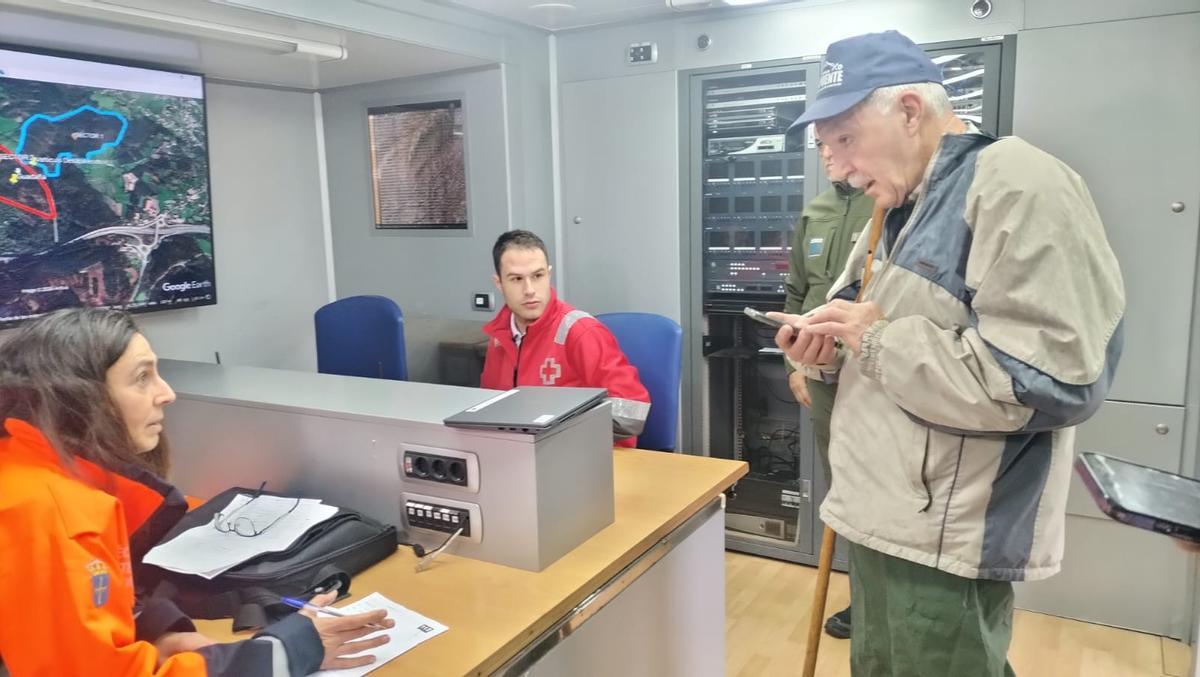 EN IMÁGENES: Buscan a un octogenario en la zona de Cudillero que cayó cuando fue a limpiar el monte