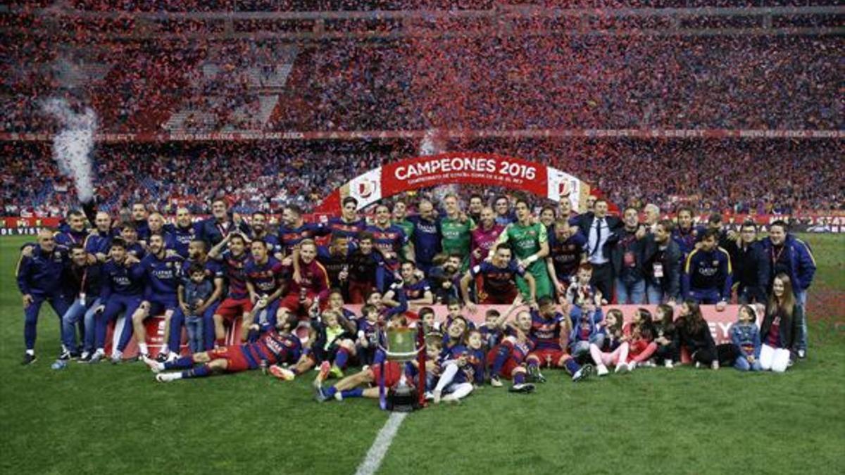 CAMPEONES La plantilla del Barça y el cuerpo técnico posan con la Copa en el estadio Calderón.