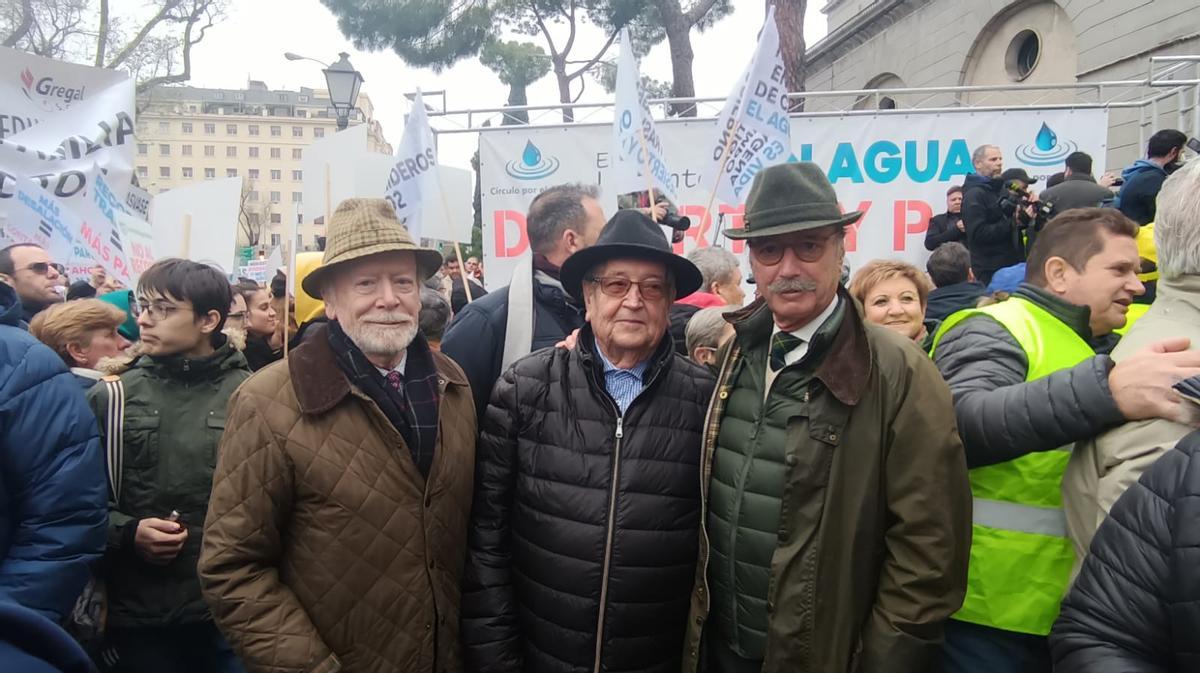 Pepe Andújar, junto a los nietos de Lorenzo Pardo en la concentración.