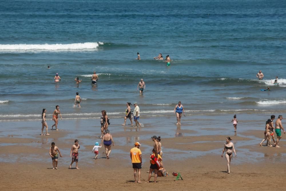 Sábado de playa en Asturias: parcelas de arenal