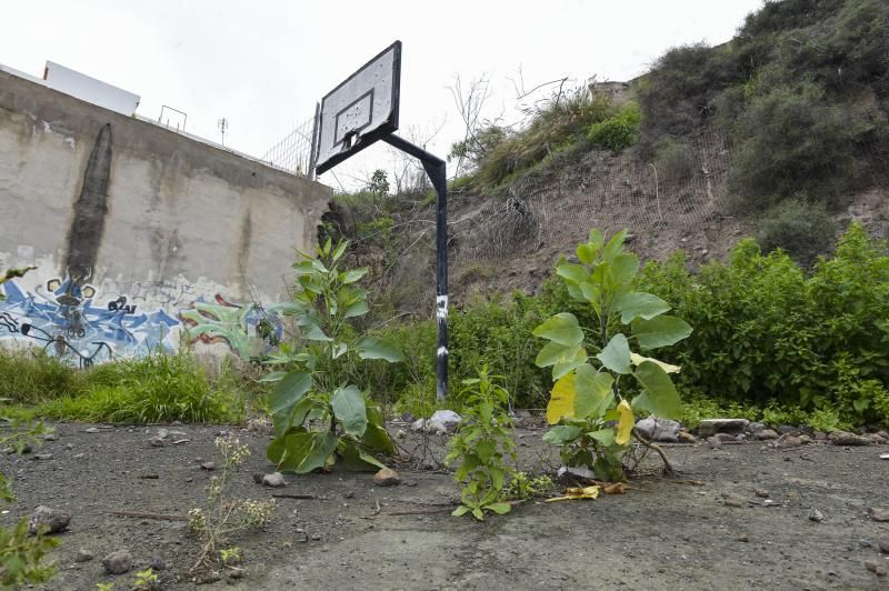 Cancha deportiva en estado de abandono, en Santa Brígida