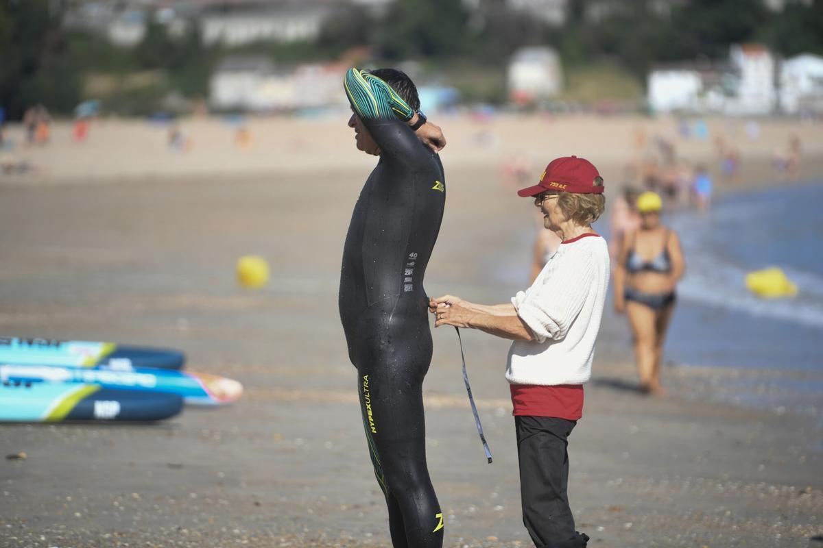 La prueba de natación en aguas abiertas contó con salida y llegada en la playa de Santa Cristina.
