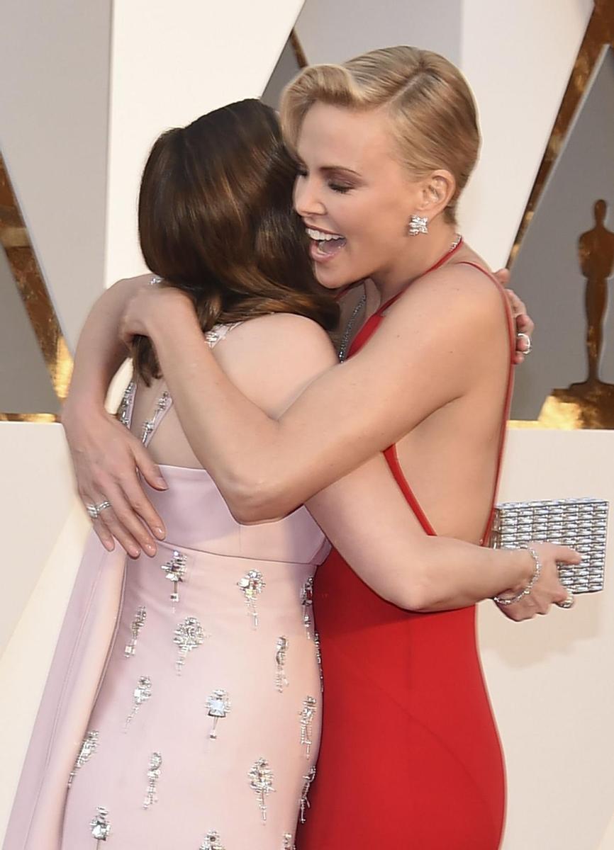 Emily Blunt y Charlize Theron en los Oscar 2016