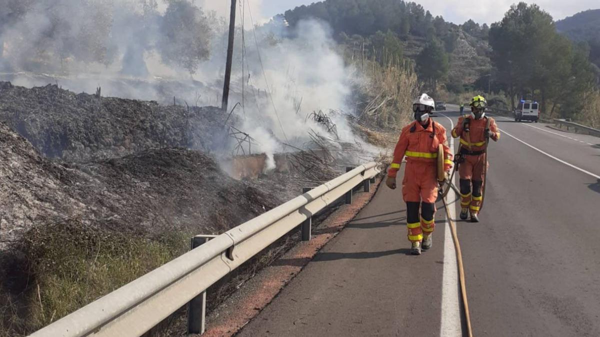 Los bomberos actúan en la carretera que une Xàtiva y Genovés
