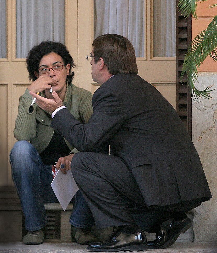 Virginia Eza conversando con Francesc Antich en los exteriores del Parlament durante el primer Pacto de Progreso