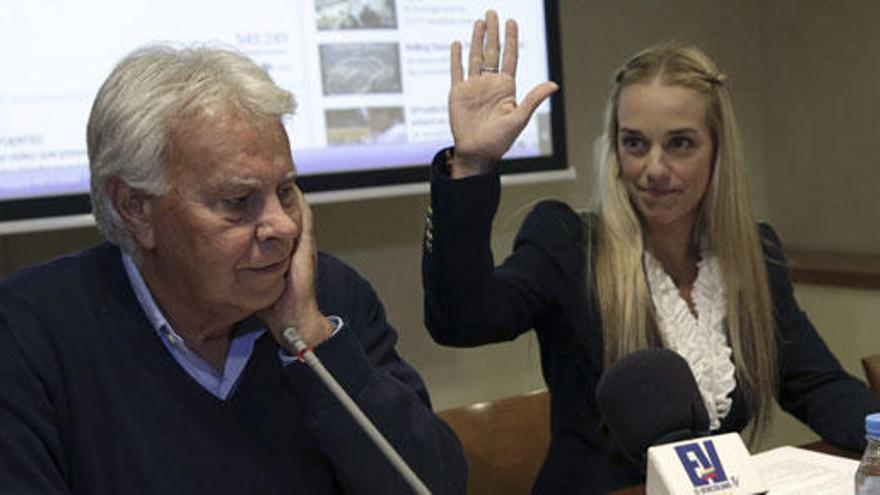 Felipe González junto a Lilian Tintori, mujer de López.