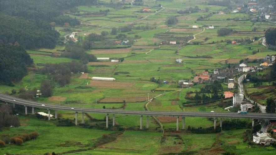 Vista aérea de Loureda, que está atravesada por un viaducto de la autopista A Coruña-Carballo.