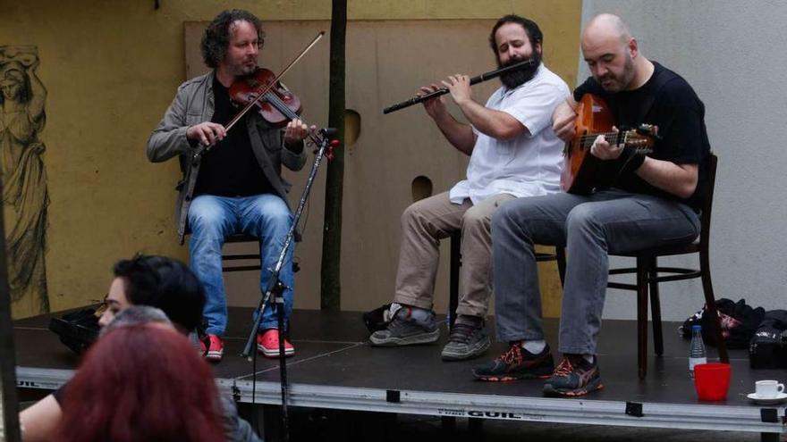 &quot;Muñalén Trío&quot;, ayer, durante su actuación en la calle del Sol.