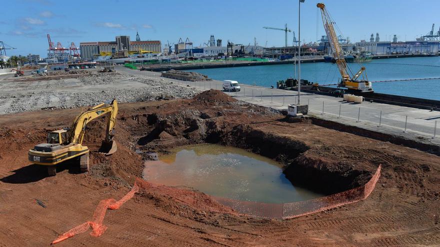 Una excavadora trabaja en la explanada del muelle del Refugio para construir el taller de megayates. | | JUAN CARLOS CASTRO