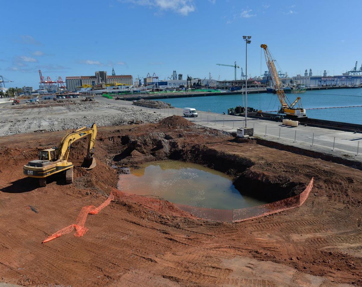 Una excavadora trabaja en la explanada del muelle del Refugio para construir el taller de megayates. | | JUAN CARLOS CASTRO