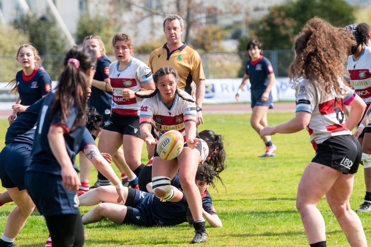 Mariana Romero da un pase en el partido entre el CRAT y el Bilbao.