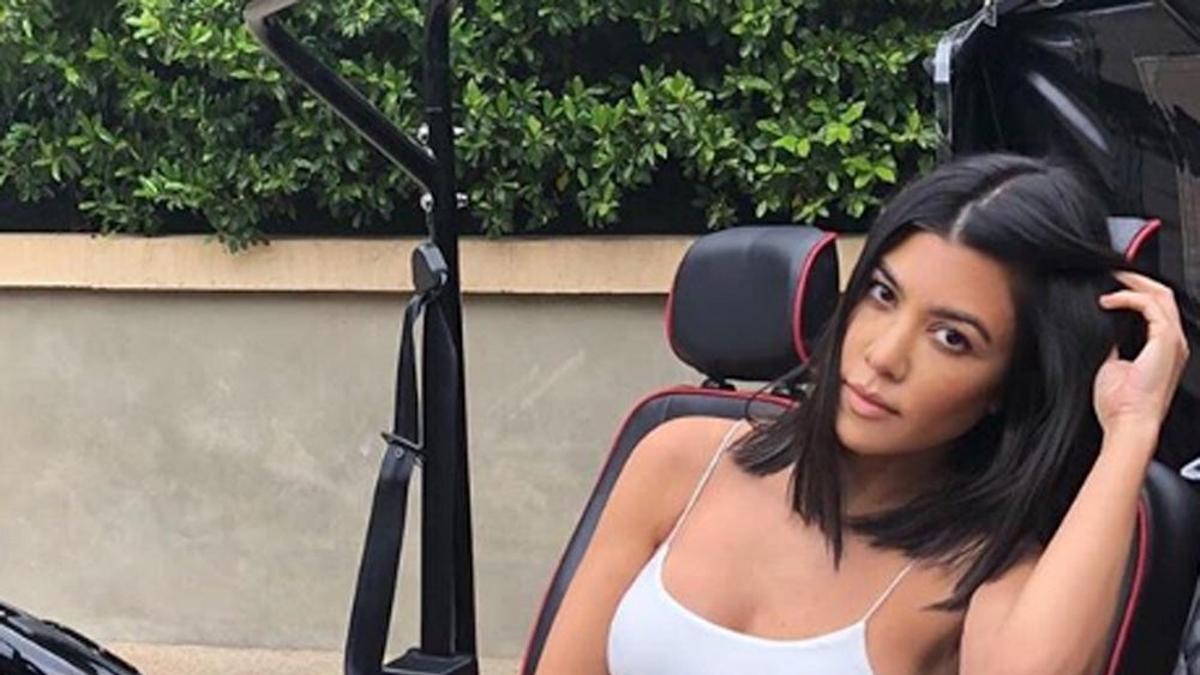 Kourtney Kardashian con look veraniego