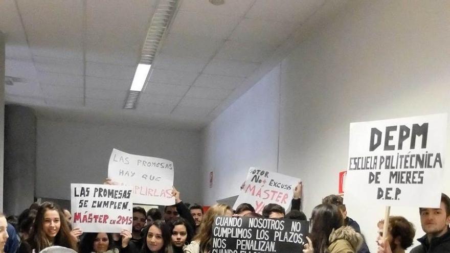 Los alumnos, con sus pancartas, esperando a Vicente Gotor.