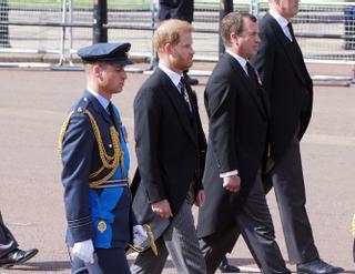 El príncipe Guillermo afirma que el cortejo de Isabel II le recordó al funeral de su madre