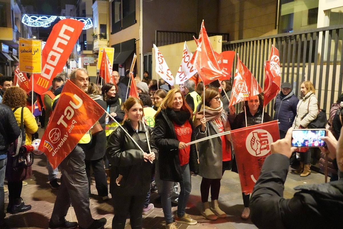 Los sindicatos se han manifestado frente a la sede de Muface en Castellón para reclamar una solución.