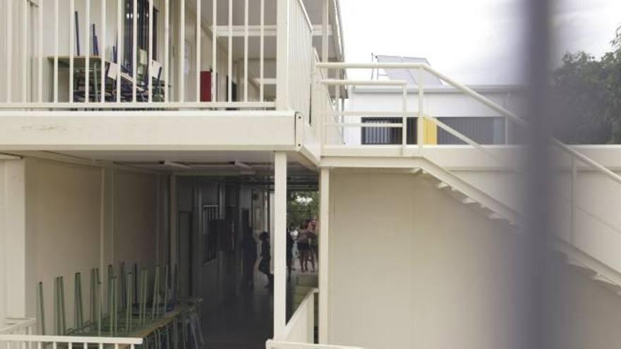 El único colegio de Gran Alacant ya tiene seis barracones, dispuestos uno encima del otro, ante la falta de espacio