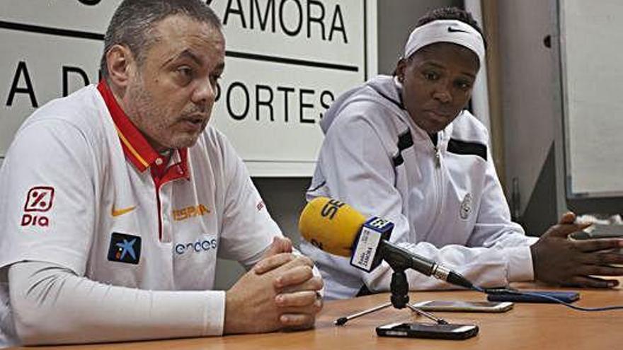 Fran García, entrenador del Quesos El Pastor, junto a la pívot Tamara Seda.