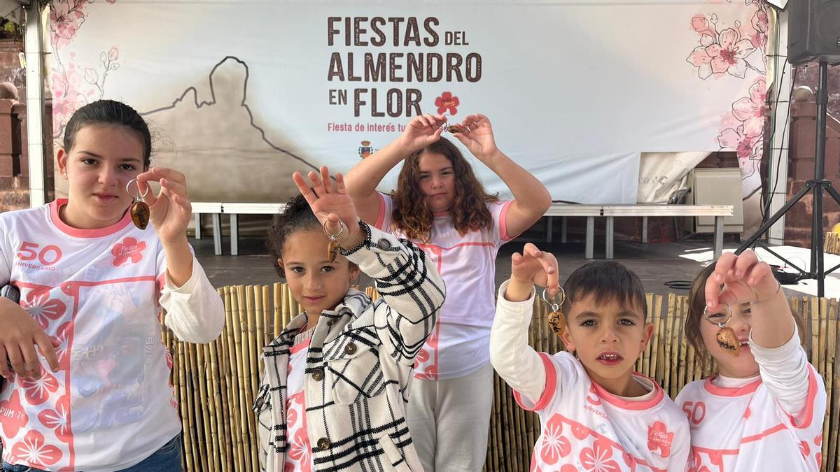 Carla, Yslenia, Alba, Mateo y Jimena. alumnos del colegio Ignacio Aldecoa de La Graciosa muestran los llaveros de almendras, ayer.