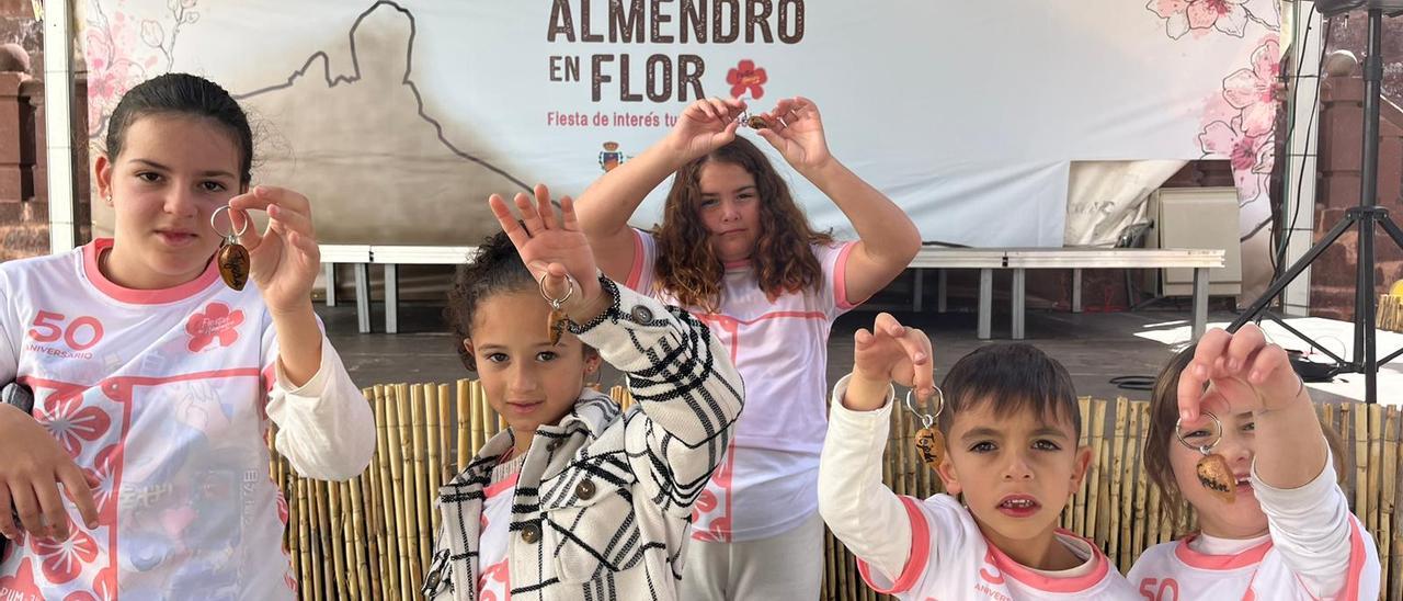 Carla, Yslenia, Alba, Mateo y Jimena. alumnos del colegio Ignacio Aldecoa de La Graciosa muestran los llaveros de almendras, ayer.
