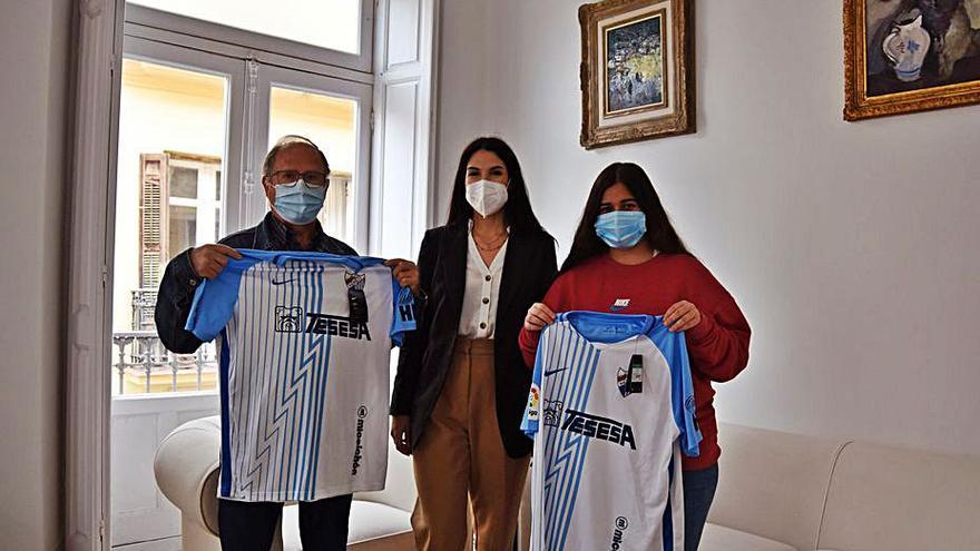 Miguel Pérez y Rocío Belén Nadales recogieron su camiseta.