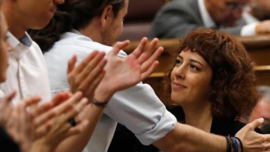 Alexandra Fernández, portavoz de En Marea, saluda a Pablo Iglesias.