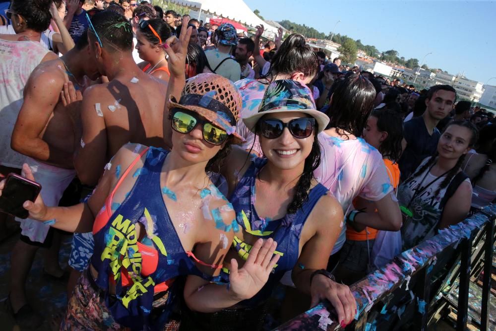 Cientos de personas reciben un baño de color en el festival Midnight Paint Party de Praia América