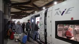 El primer Avril asturiano alcanza los 305 km/h y convence a los viajeros: "Es una pasada, es el AVE real"