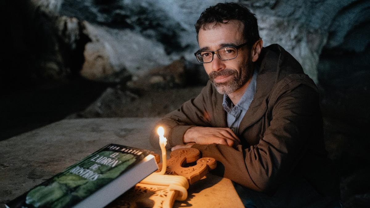 El escritor Ibon Martin, en la cueva de Sandaili, con una argizaiola