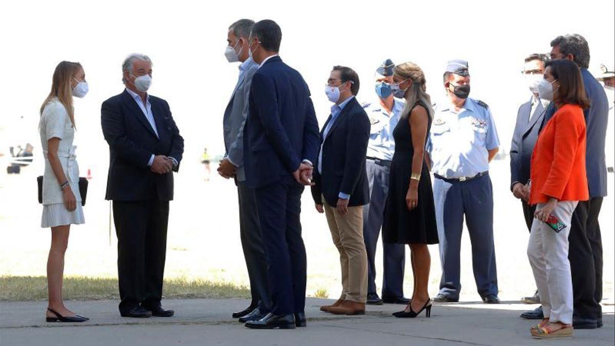 El Rey visita con Sánchez el 'hub' de acogida de afganos en Torrejón