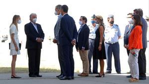 El rey Felipe VI y el presidente del Gobierno, Pedro Sánchez, conversan con el conversan con el embajador español en Afganistán, Gabriel Ferrán (2i), y su segunda, Paula Sánchez (i), durante su visita este sábado, 28 de agosto de 2021, al centro de acogida temporal instalado en la base de Torrejón de Ardoz para agradecer sus servicios al operativo implicado en la evacuación del país centroasiático. 