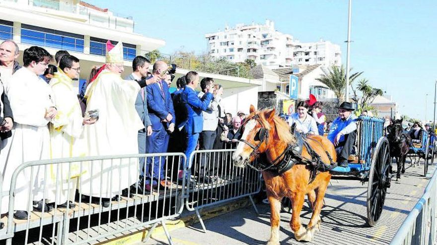 Familias de toda la isla pueden asistir hoy a la bendición de animales que tendrá lugar en Sant Antoni. | FOTOS: J.A.RIERA