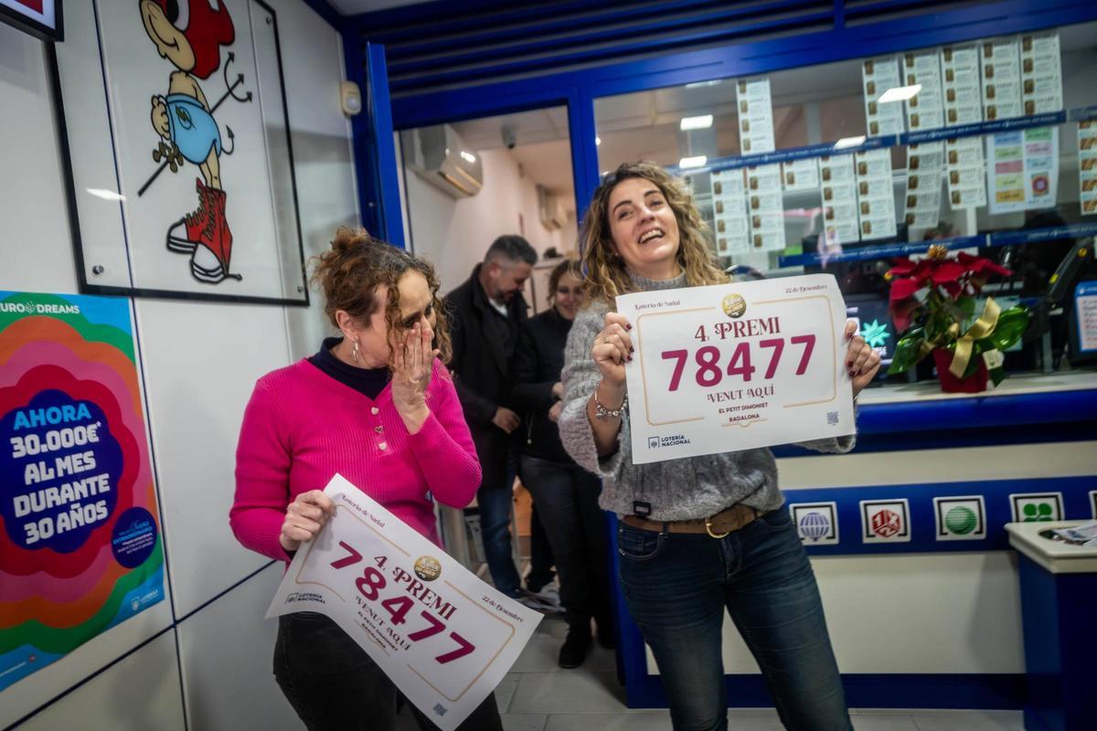 Alegría en la administración de lotería de Badalona que ha repartido el cuarto premio