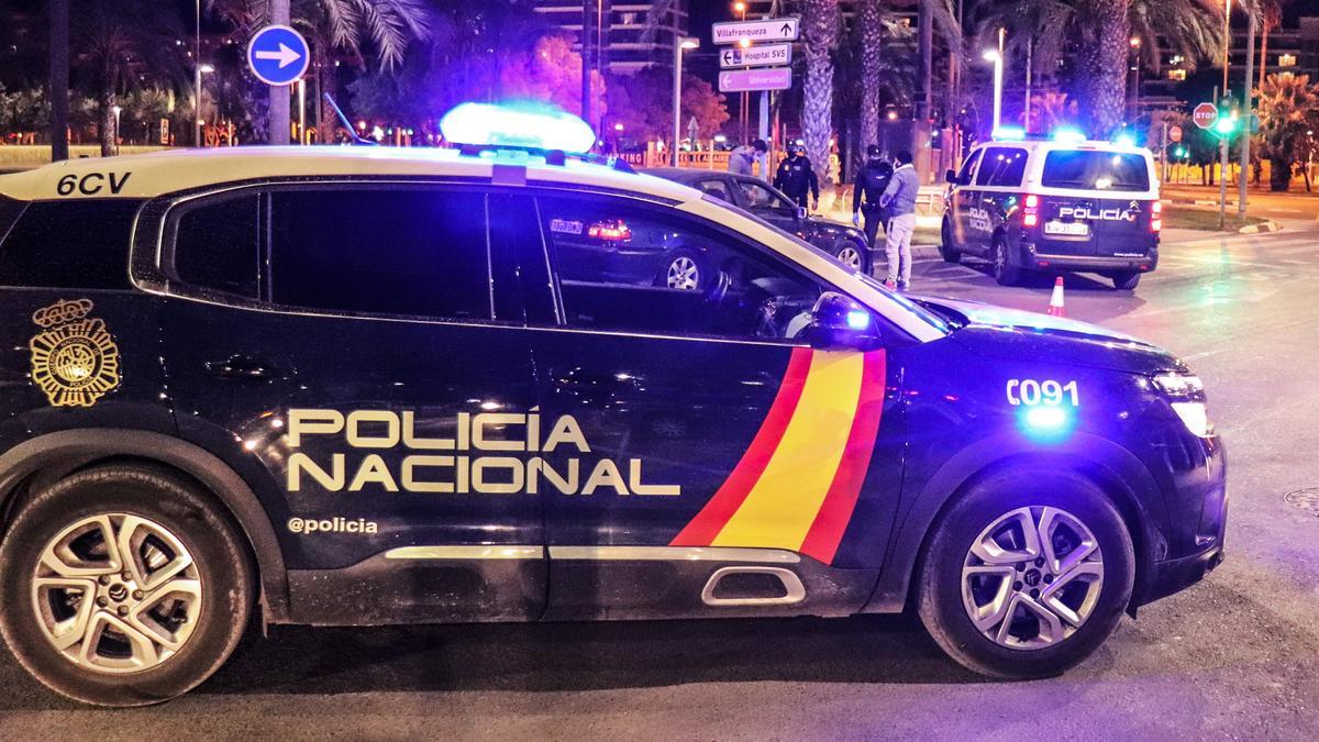 Control policial junto a la zona de ocio del puerto de Alicante.