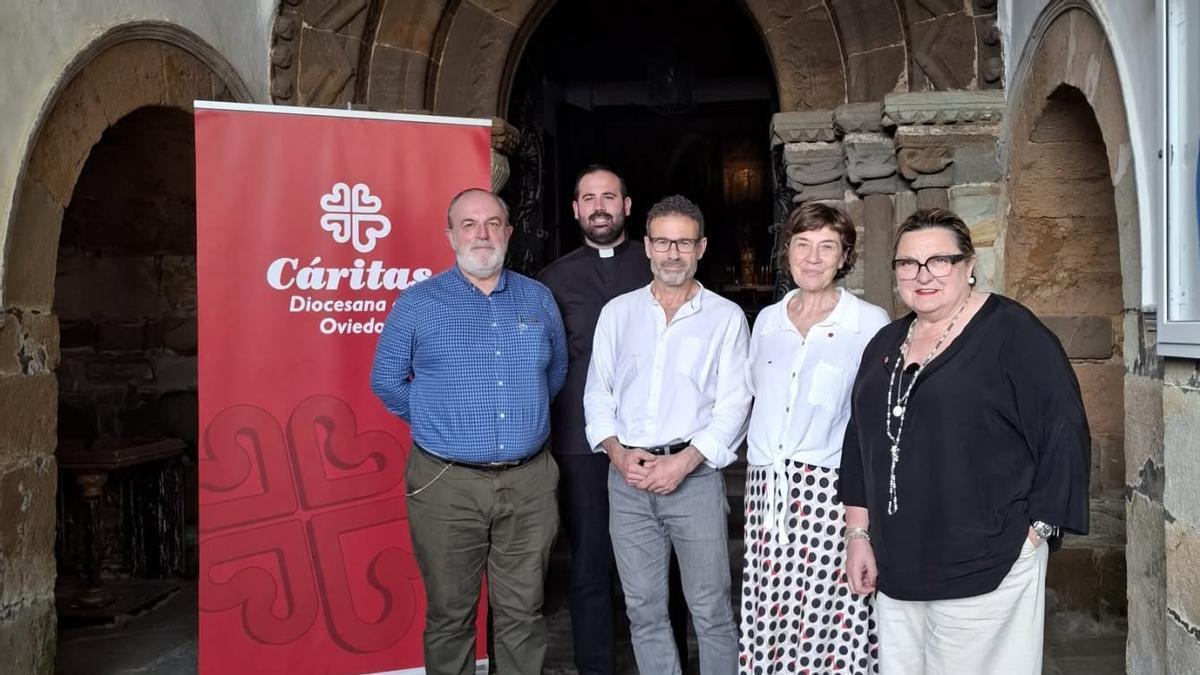 Por la derecha, Elsa Suárez, presidenta de Cáritas Diocesana, y Nieves Lázaro tras la asamblea celebrada en Tineo.