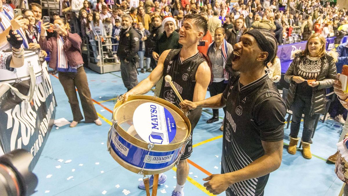 Alex Barcello y Micah Speight tocaron el bombo con el obradoirismo tras la victoria en el derbi gallego ante el Leyma Coruña.