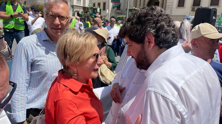 La síndica del PSPV, Ana Barceló, charla amistosamente con el presidente de la Región de Murcia, el popular Fernando López Miras, al término de la protesta.