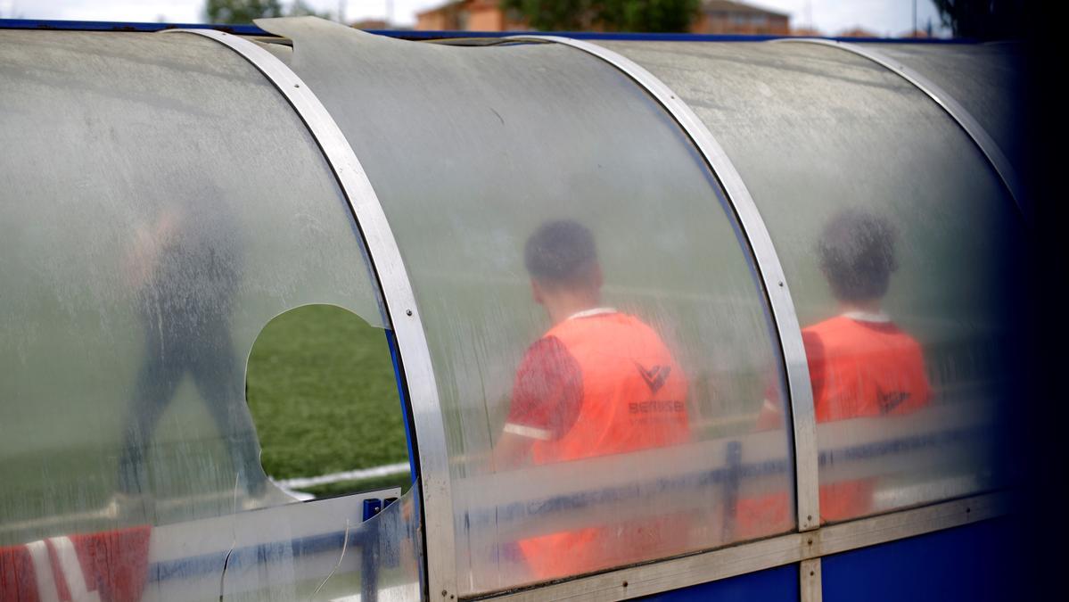 Un banquillo roto en un campo de fútbol aragonés.