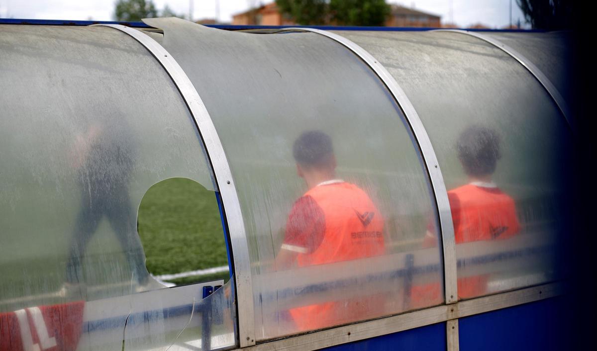 Un banquillo roto en un campo de fútbol aragonés.