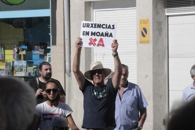 Los asistentes, con carteles.   | SANTOS ÁLVAREZ