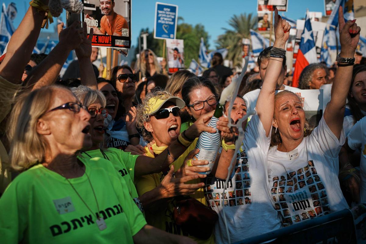 Cientos de personas aguardan en Tel Aviv el regreso de los rehenes liberados por Hamás