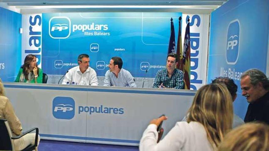 Imagen ayer del comité ejecutivo del PP, que presidió Miquel Vidal (con camisa blanca).