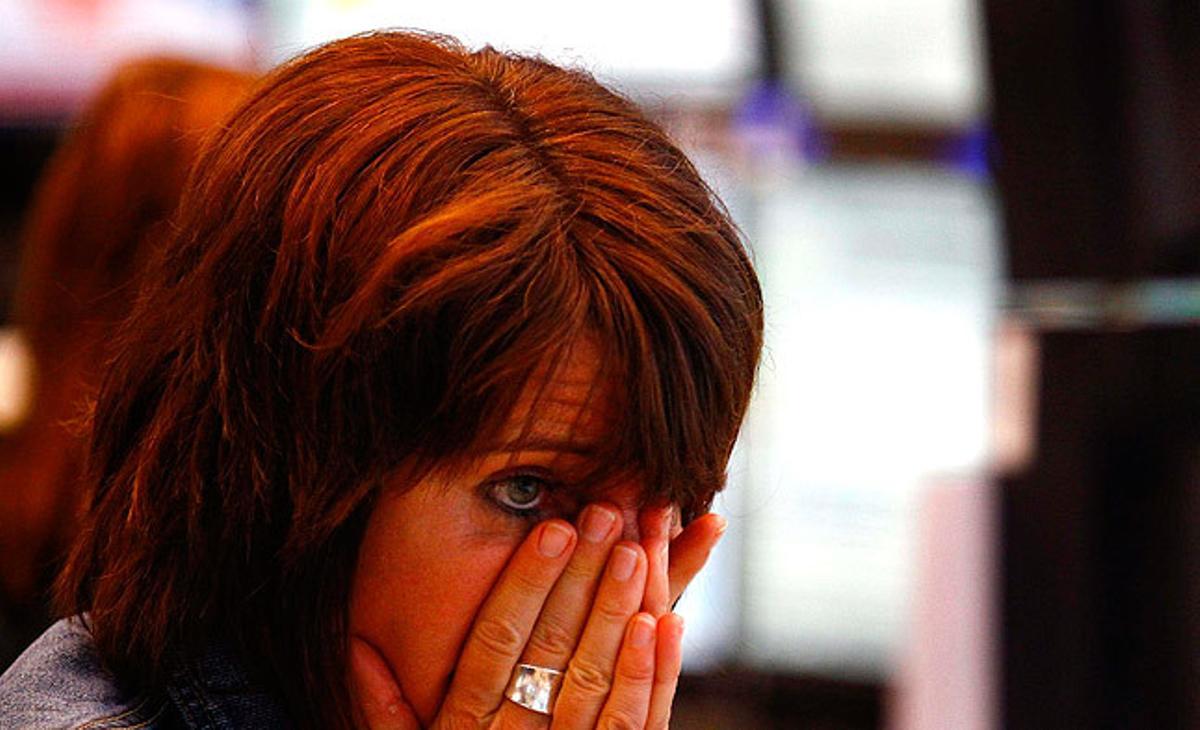 Una agent observa amb preocupació els resultats de la borsa a Frankfurt.