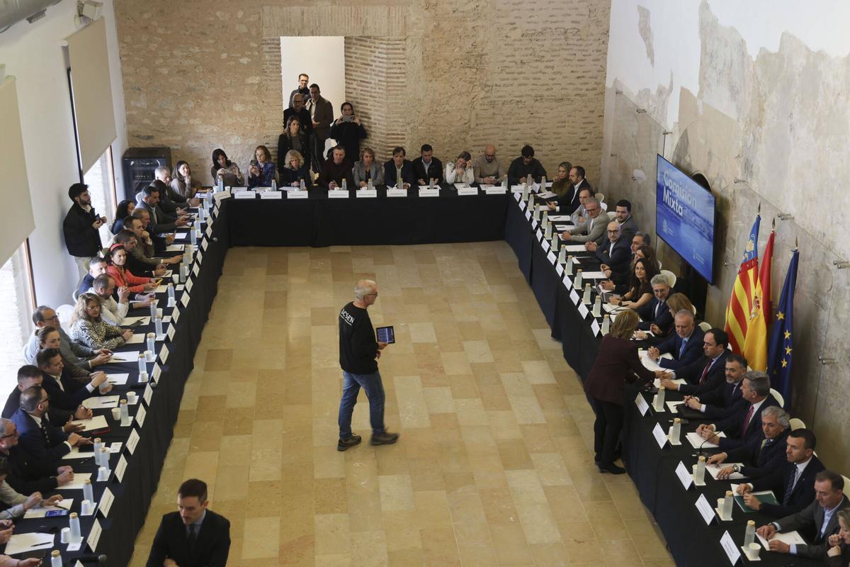 Los alcaldesa y alcaldesas de los municipios de la dana en la comisión mixta para la reconstrucción de este miércoles