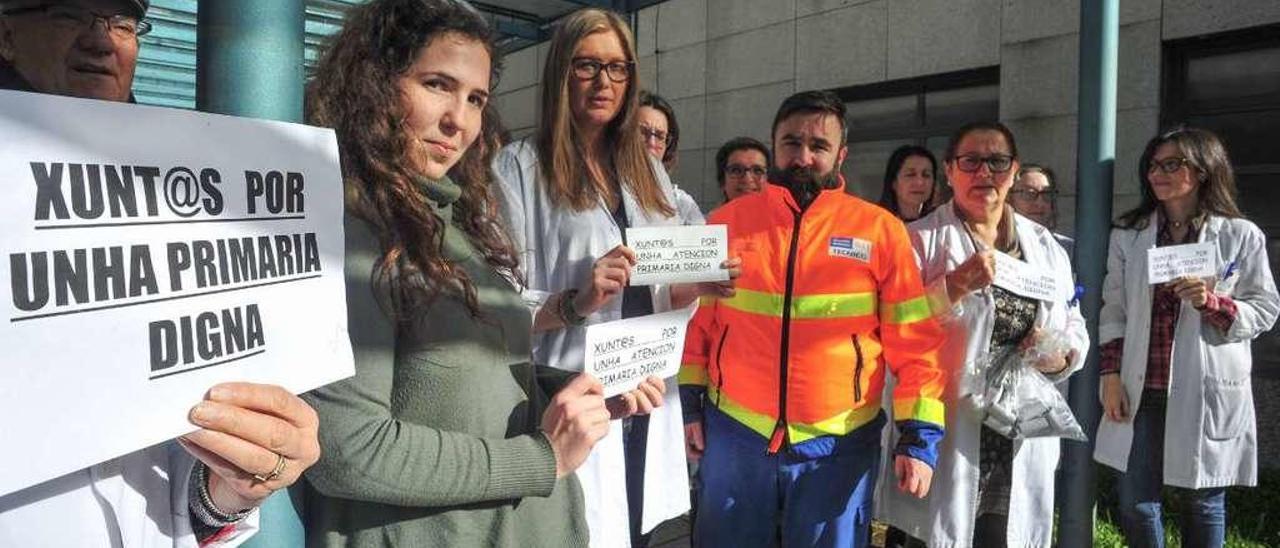 Una de las múltiples concentraciones de personal sanitario en el centro de salud de Vilagarcía. // Iñaki Abella